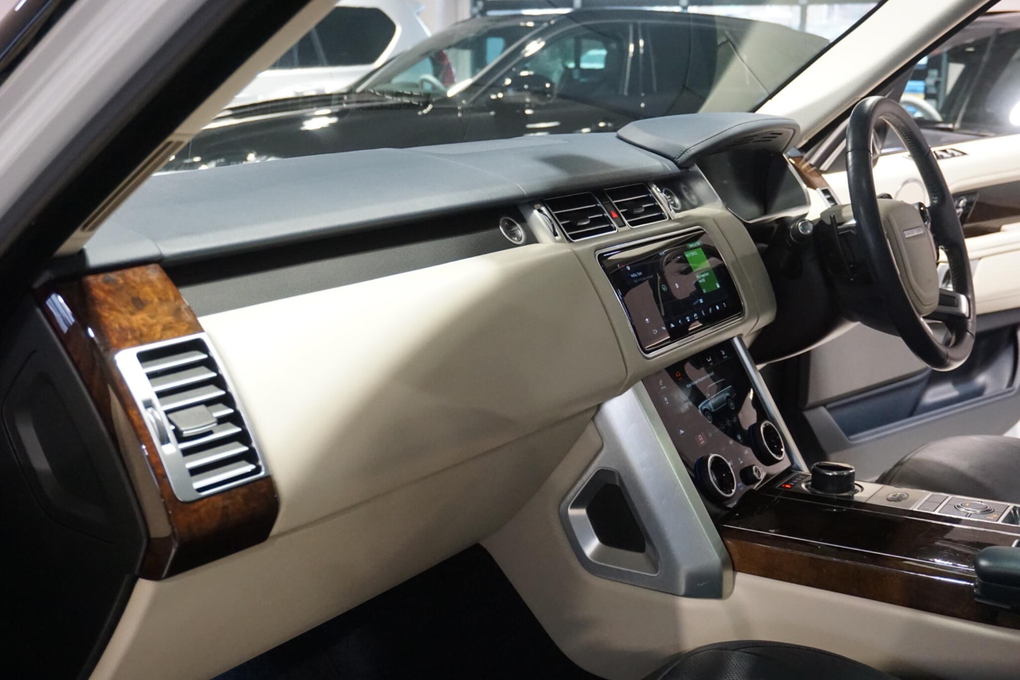 Land Rover Range Rover 2.0 P400e 13.1kWh Vogue SUV 5dr Petrol Plug-in Hybrid Auto 4WD Euro 6 (s/s) (404 ps)